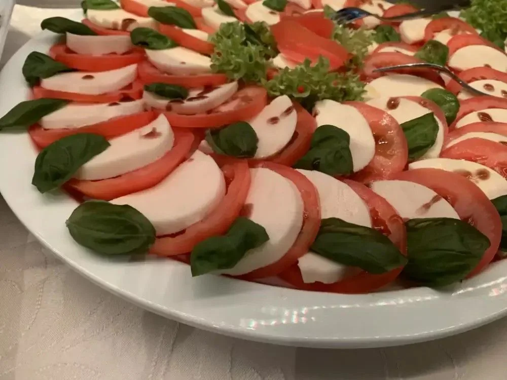 Tomate und Mozzarella aus der Cabarelo Küche